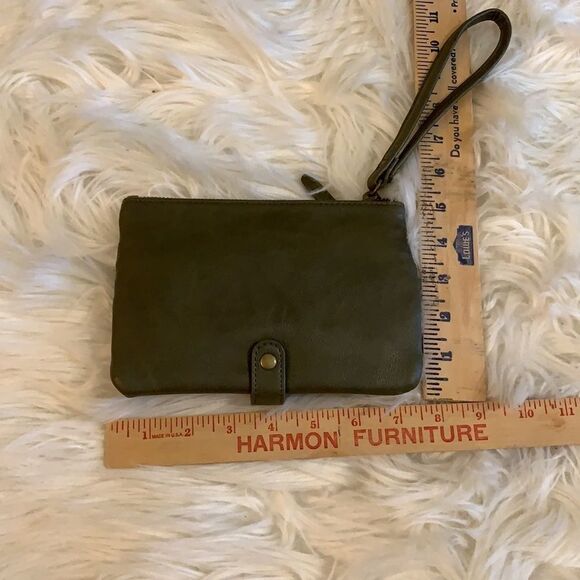 Wristlet in olive Green NWOT.  Lots of compartments including 3 zippered - Picture 3 of 7